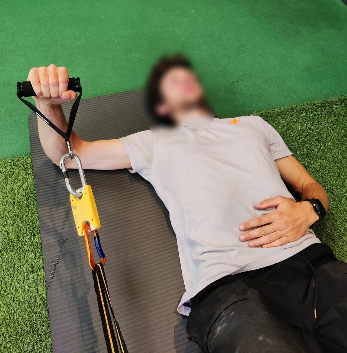 Test de force des rotateurs de l’épaule, allongé, avec un capteur de traction relié à une poignée