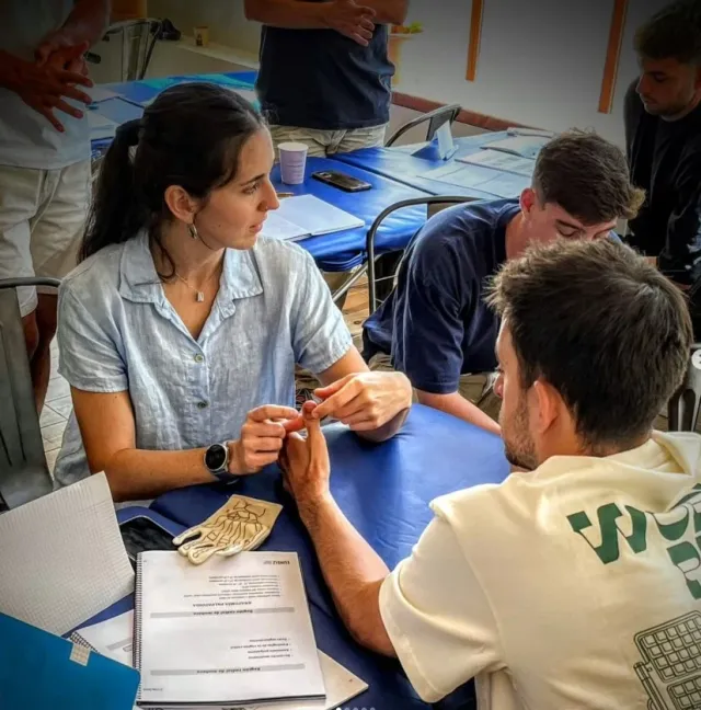 Nuria Carnicero en atelier avec des stagiaires, pendant la session de juin 2026